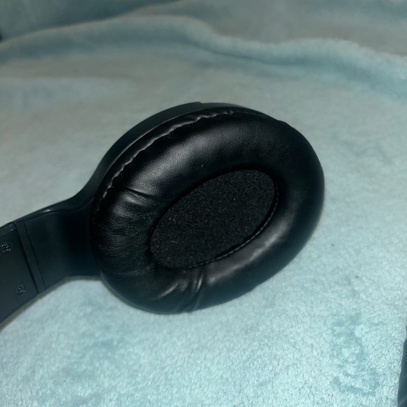 LED Light Color Changing Headphones - Picture 6 of 11